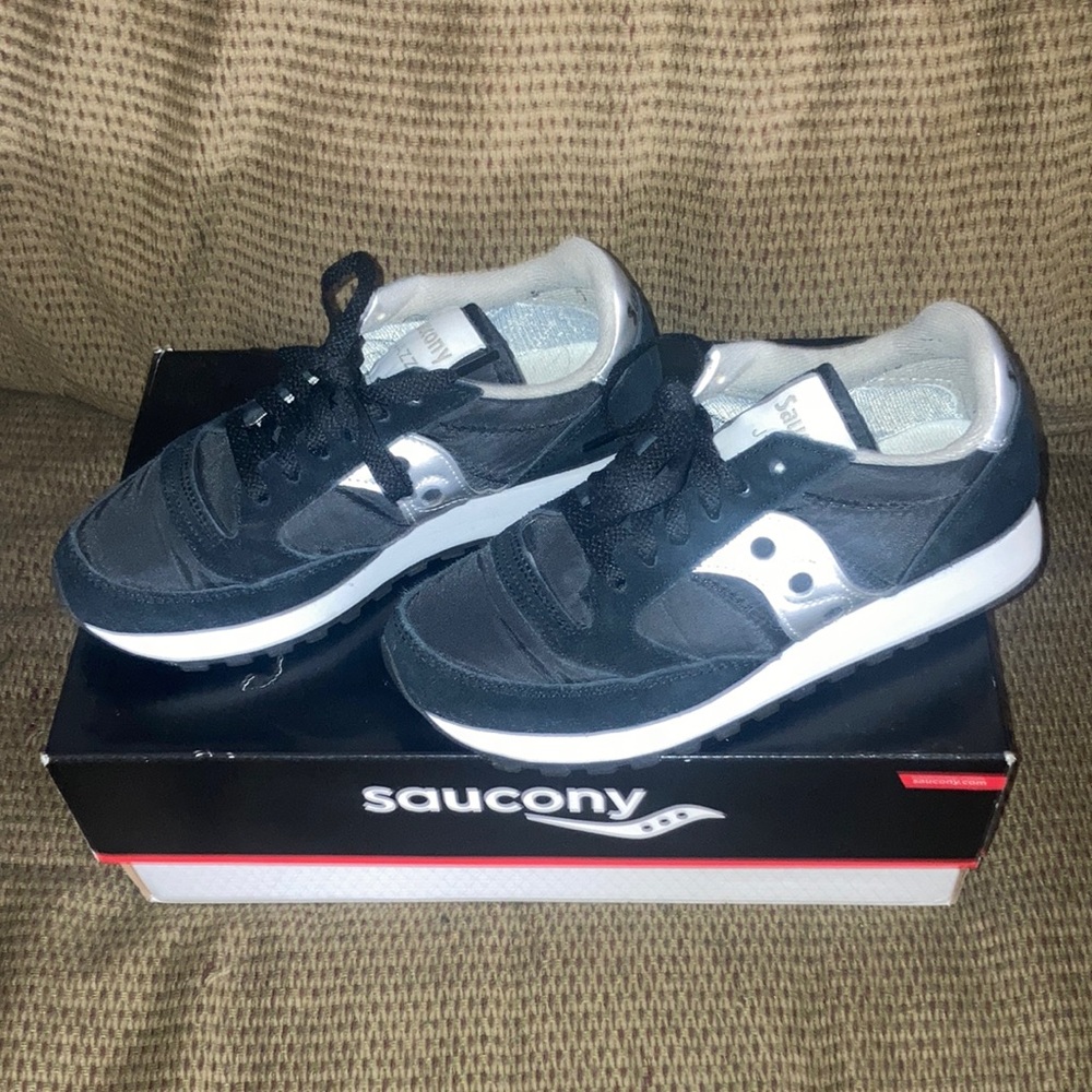 Stylish Saucony Women’s size 5.5 tennis shoes. Like new. Hardly worn. Great deal